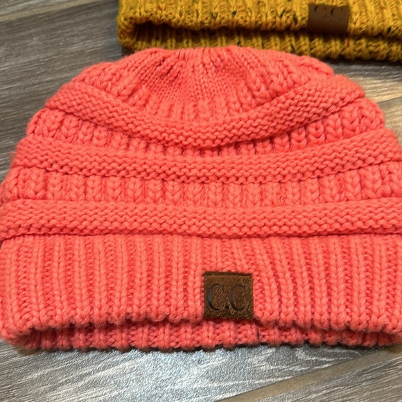 Set of CC knit beanies with hole for pony tail pink and heathered mustard - Picture 2 of 7